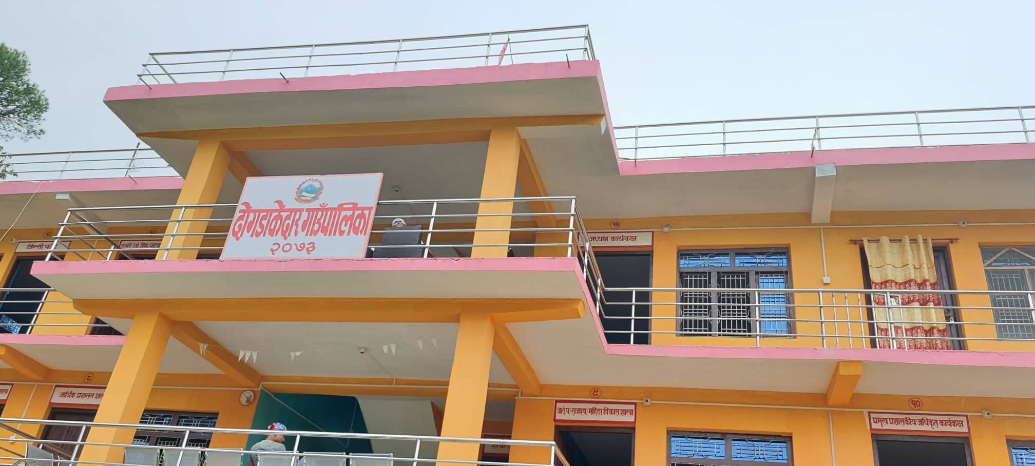 बैतडीको दोगडाकेदारले अनुदानमा बर्खे फलफूलका विरुवा वितरण गर्दै